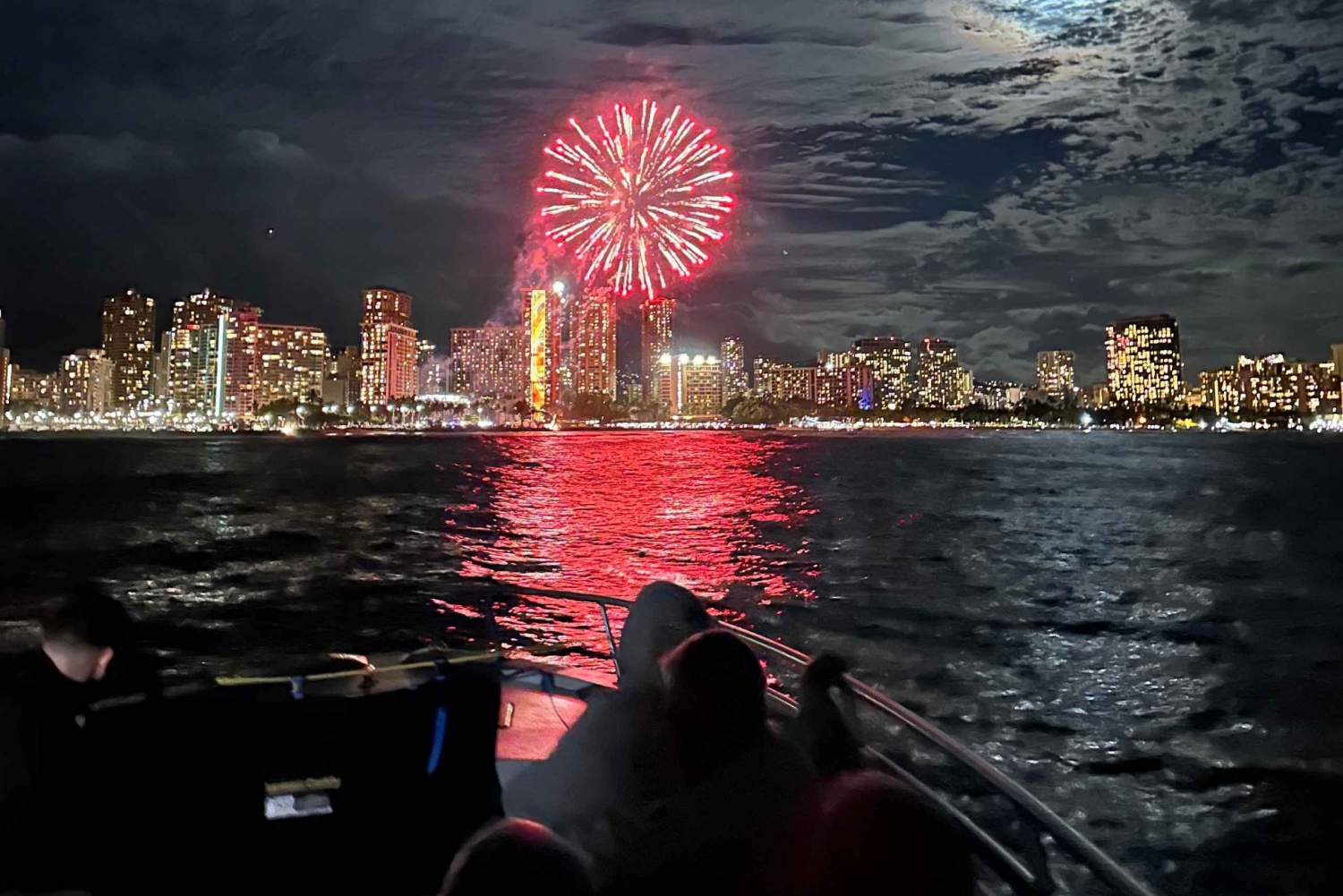 Waikiki Crucero en barco con fuegos artificiales