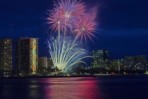 Crociera in barca con fuochi d'artificio a Waikiki