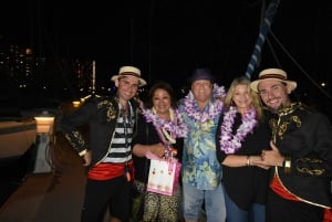 Waikiki: Fireworks Cruise with Drinks and Pastries