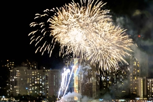 Waikiki: Friday Night Fireworks Catamaran Sail