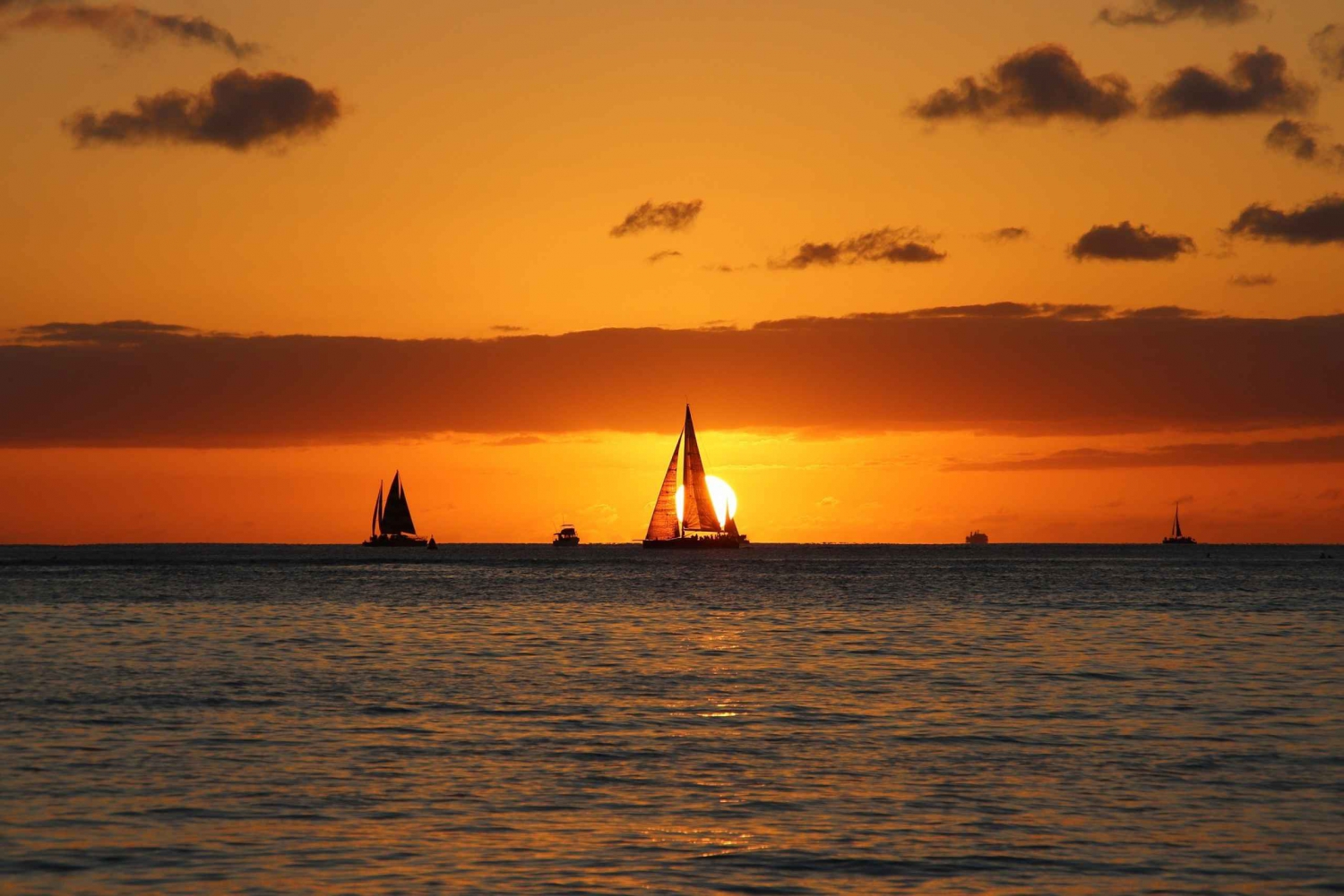 Waikiki: Private Guided Sunset Sail BYOB