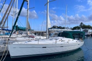 Waikiki: Private Guided Sunset Sail BYOB