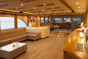 HK: Victoria Harbor Tour & Symphony of Lights (ilmaiset juomat)