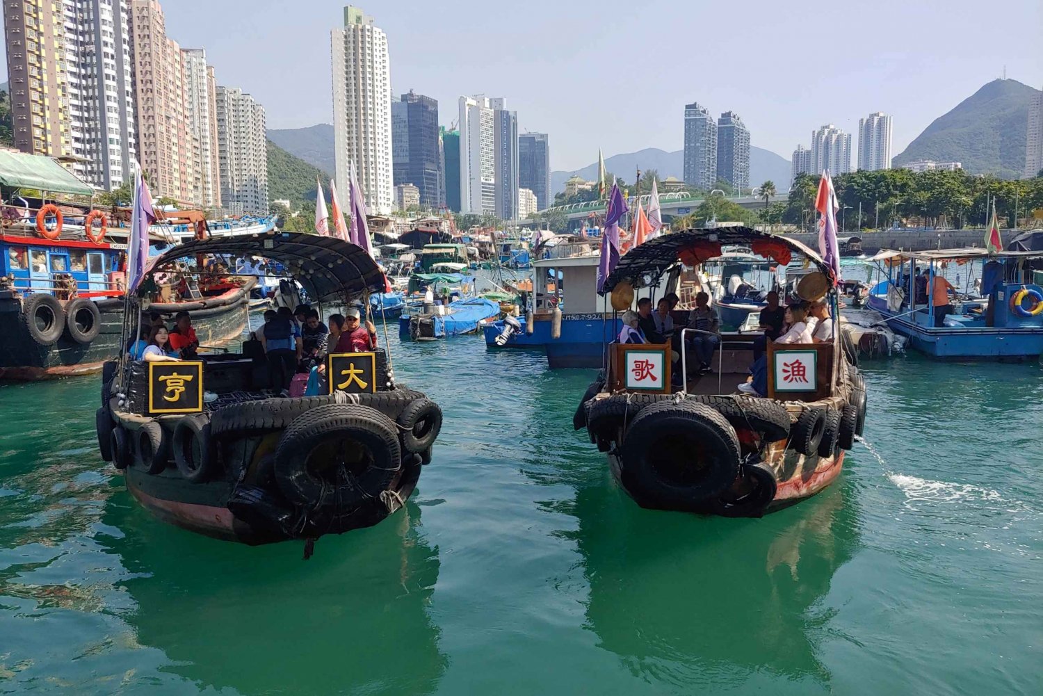 Hong Kong: Aberdeen Audio-Guided Tour and Houseboat Visit