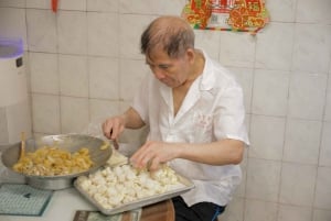 Hong Kong: Tastes & Traditions Small Group Food Tour