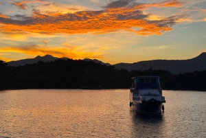 Hongkong: rejs jachtem do Geoparku UNESCO, cztery łuki morskie i wulkan