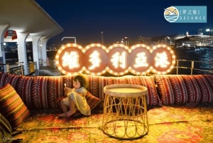 Hong Kong: Victoria Harbour Cruise with Live Tour and Photos