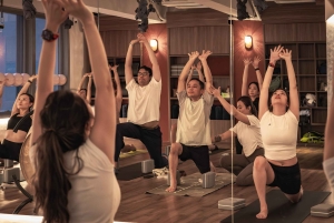 Hongkong: Joogatunti Wan Chaissa opaan kanssa