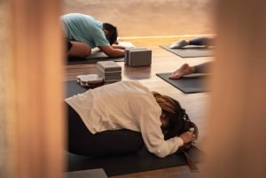 Hongkong: Joogatunti Wan Chaissa opaan kanssa