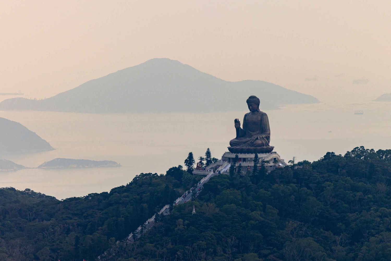 Lantau: Buddha-tur og frokost på Tai O Heritage Hotel (fredag)