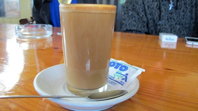 Taza y plato de café con leche ⋆ Cafes Ibiza