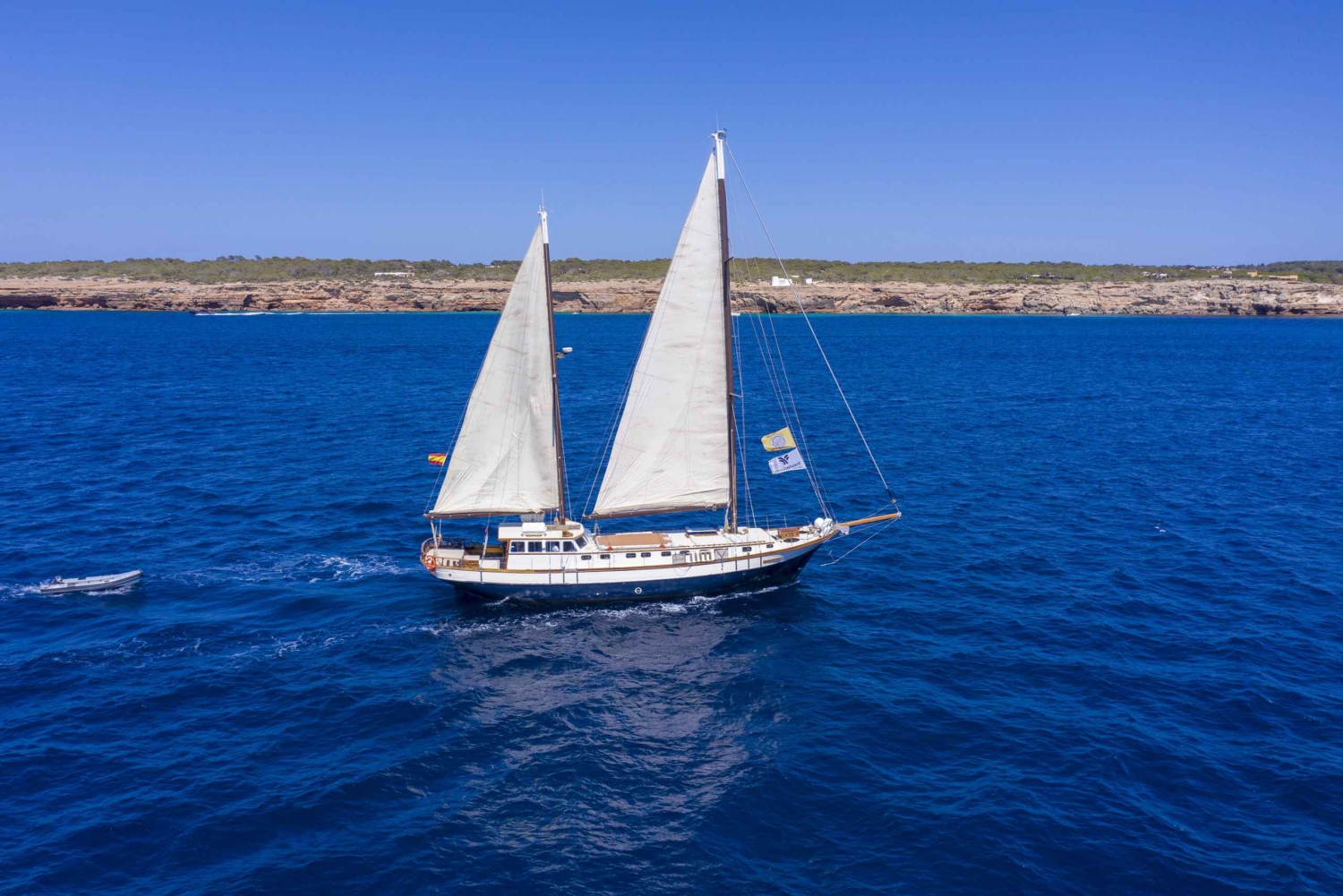 From Ibiza: Formentera Sailing Tour with Ferry and Lunch