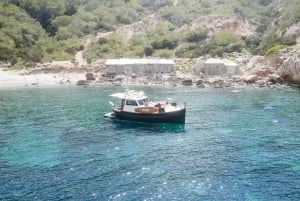 Ibiza: Ganztägiger Bootscharter auf einer traditionellen balearischen Yacht