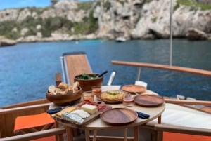 Ibiza: Ganztägiger Bootscharter auf einer traditionellen balearischen Yacht