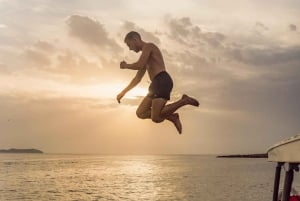Ibiza: Bootsfahrt bei Sonnenuntergang mit Schnorcheln, Kajakfahren und Getränken