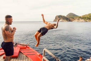 Ibiza: Bootsfahrt bei Sonnenuntergang mit Schnorcheln, Kajakfahren und Getränken