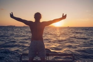 Ibiza: Bootsfahrt bei Sonnenuntergang mit Schnorcheln, Kajakfahren und Getränken