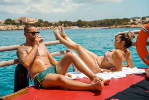 Ibiza: Bootsfahrt bei Sonnenuntergang mit Schnorcheln, Kajakfahren und Getränken