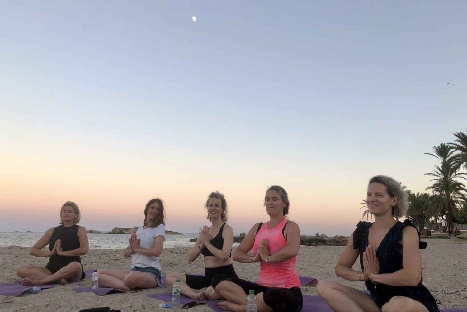 Privat yogatime på Ibiza-stranden med venner