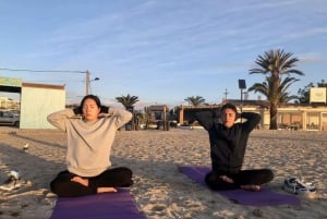 Aula particular de ioga na praia de Ibiza com amigos