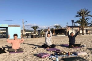 Privat yogaklass på Ibiza-stranden med vänner