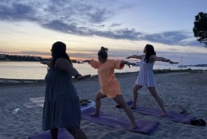 Privat yogaklass på Ibiza-stranden med vänner