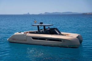 Ibiza: Frokostcruise på yacht med James Bond-tema