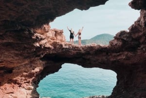 Ibiza: Joogaa, ääniterapiaa ja seikkailua sisältävä päiväretriitti.