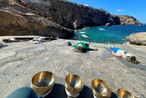 Ibiza: Joogaa, ääniterapiaa ja seikkailua sisältävä päiväretriitti.