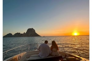 Ibiza Es Vedra: Private Bootsfahrt - Sonnenuntergang und Getränke.