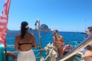 Ibiza: Es Vedrà morgen- eller solnedgangsbådtur med svømning