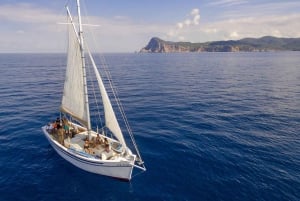 Ibiza: velero privado con barra libre premium, comida y música
