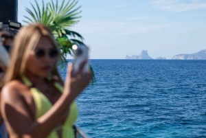 Ibiza: Formentera 360° Boat Trip with Food, Drinks, Sports