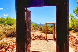 Cuevas ocultas, clubes abandonados: el tour secreto de Ibiza.