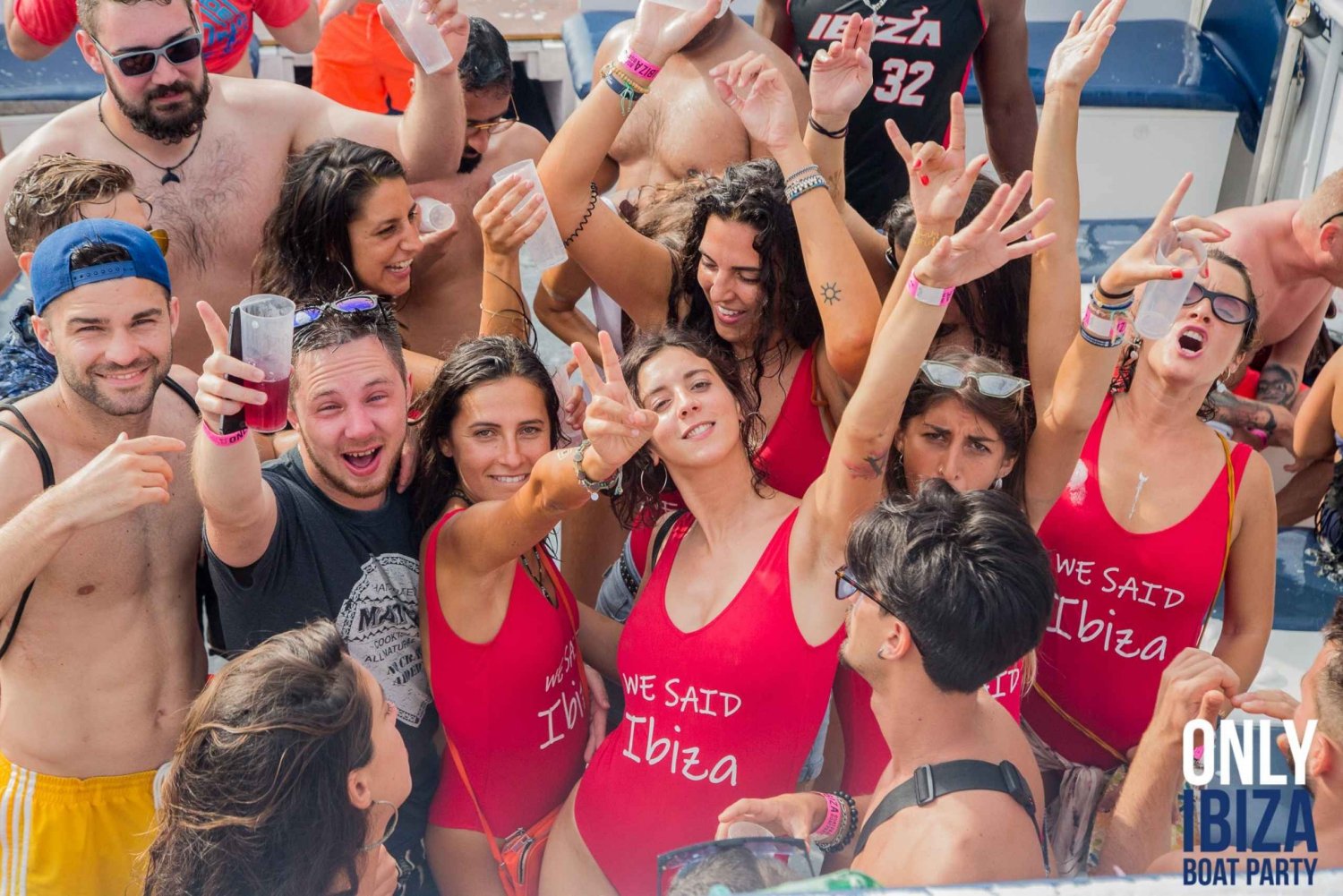 Ibiza: festa in barca calda con open bar