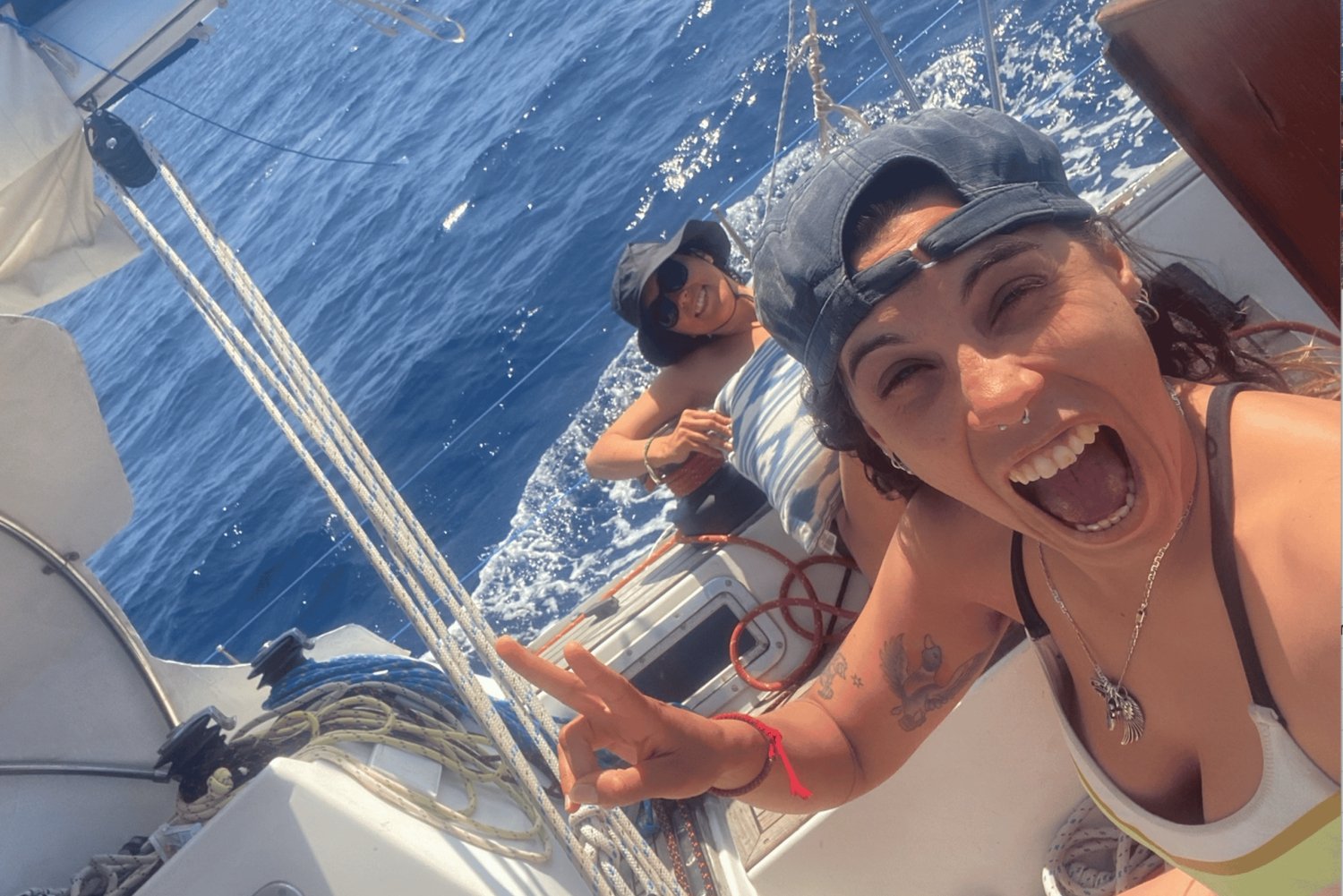 Ibiza: Entspannter Segeltag mit Badepause und Getränken