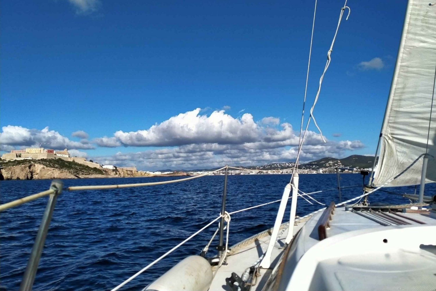 Ibiza. Passeio de barco com aulas de vela