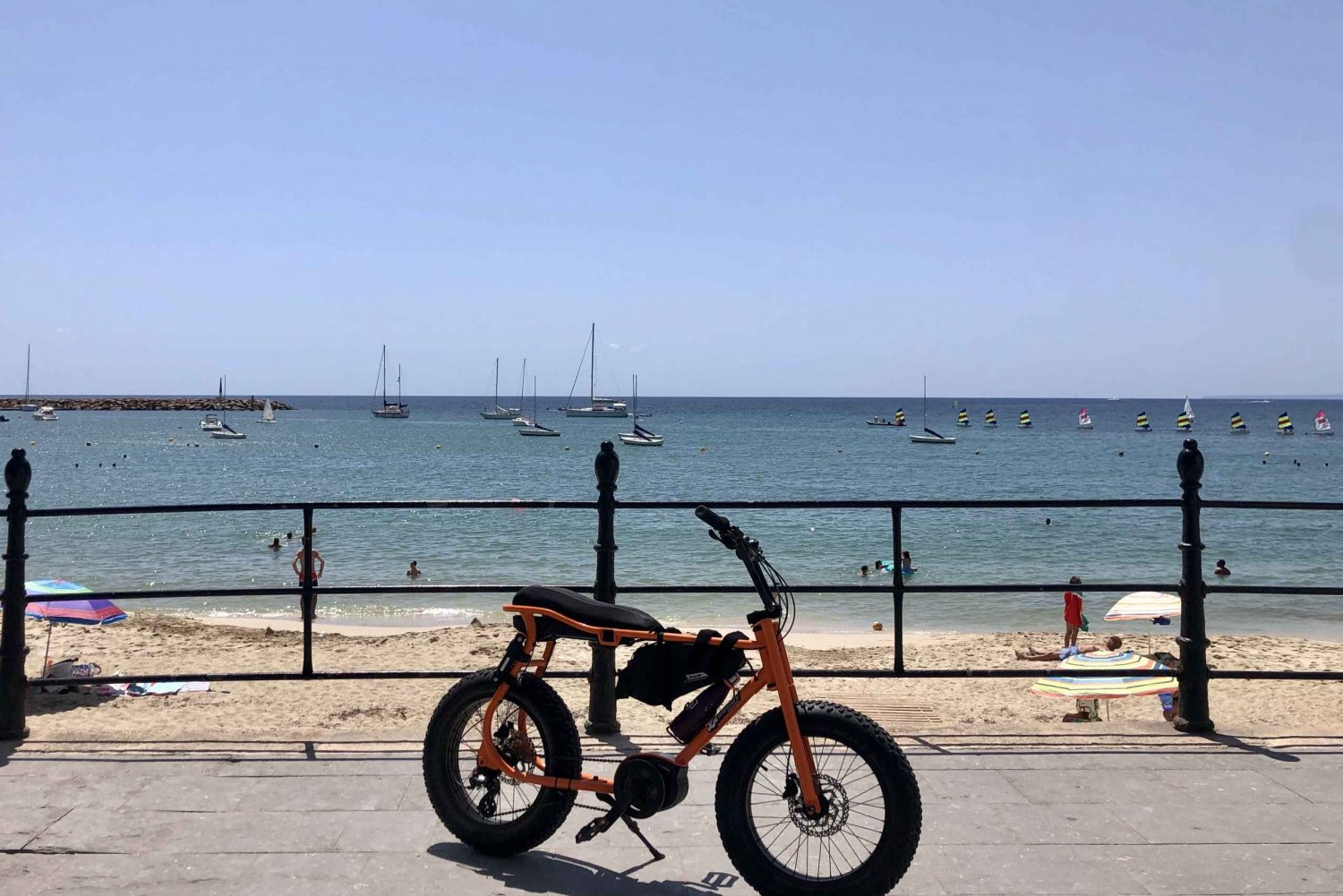 Ibiza: Leie av el-sykkel med hjelm