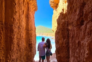 イビサ島の乗合いサファリツアー：隠れたビーチ、洞窟、シュノーケリングをお楽しみください