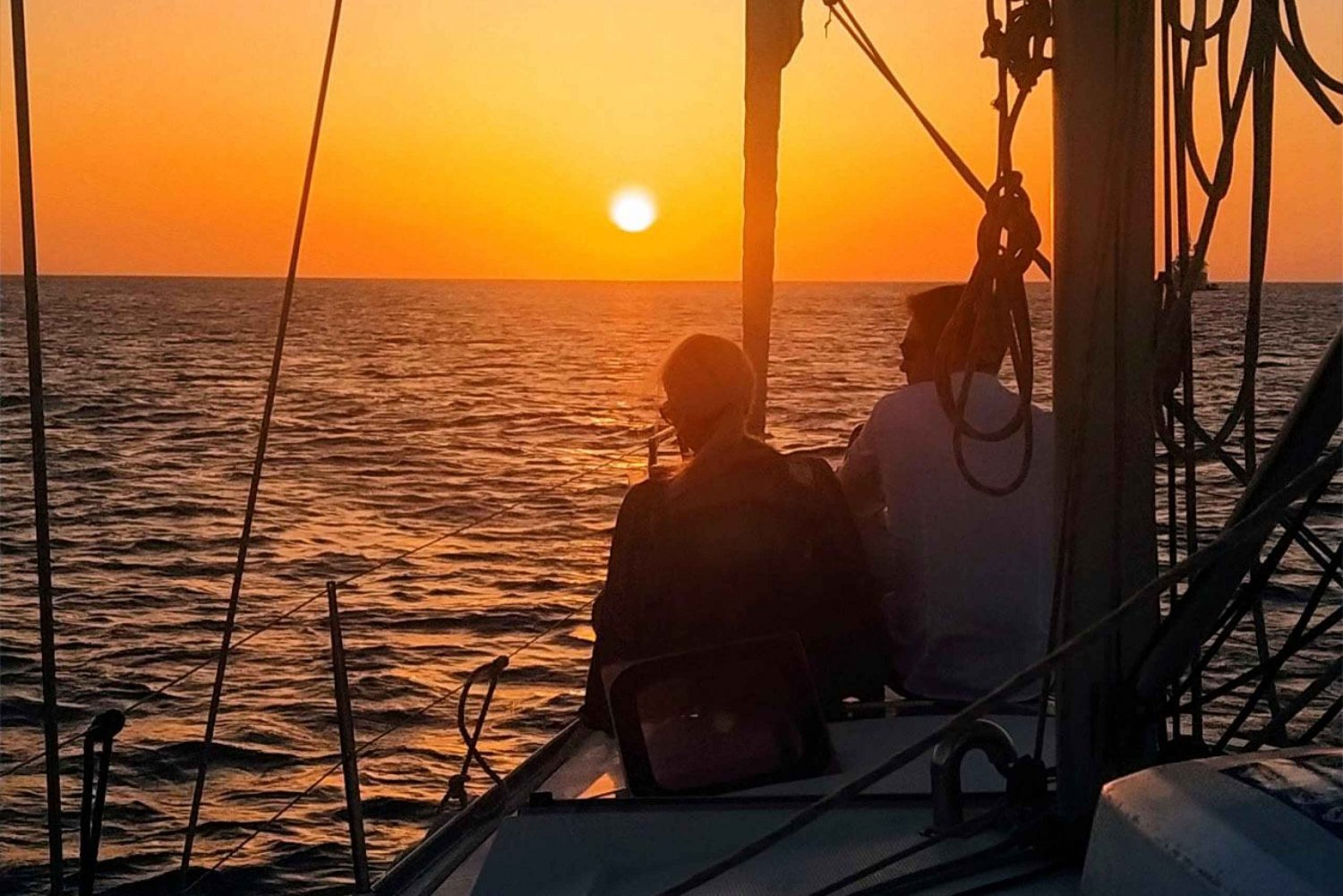 Ibiza: Bootsfahrt bei Sonnenuntergang mit Gourmet-Häppchen und Champagner
