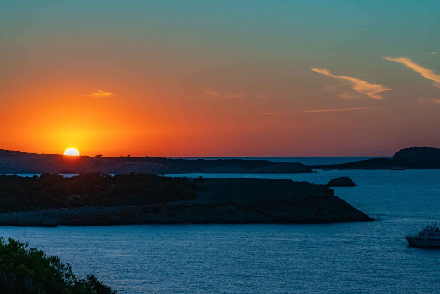 Ibiza: Tour in barca al tramonto con musica, tapas e open bar premium