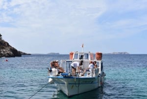 Sant Antoni: trasferimento in traghetto di andata e ritorno per la spiaggia di Cala Salada