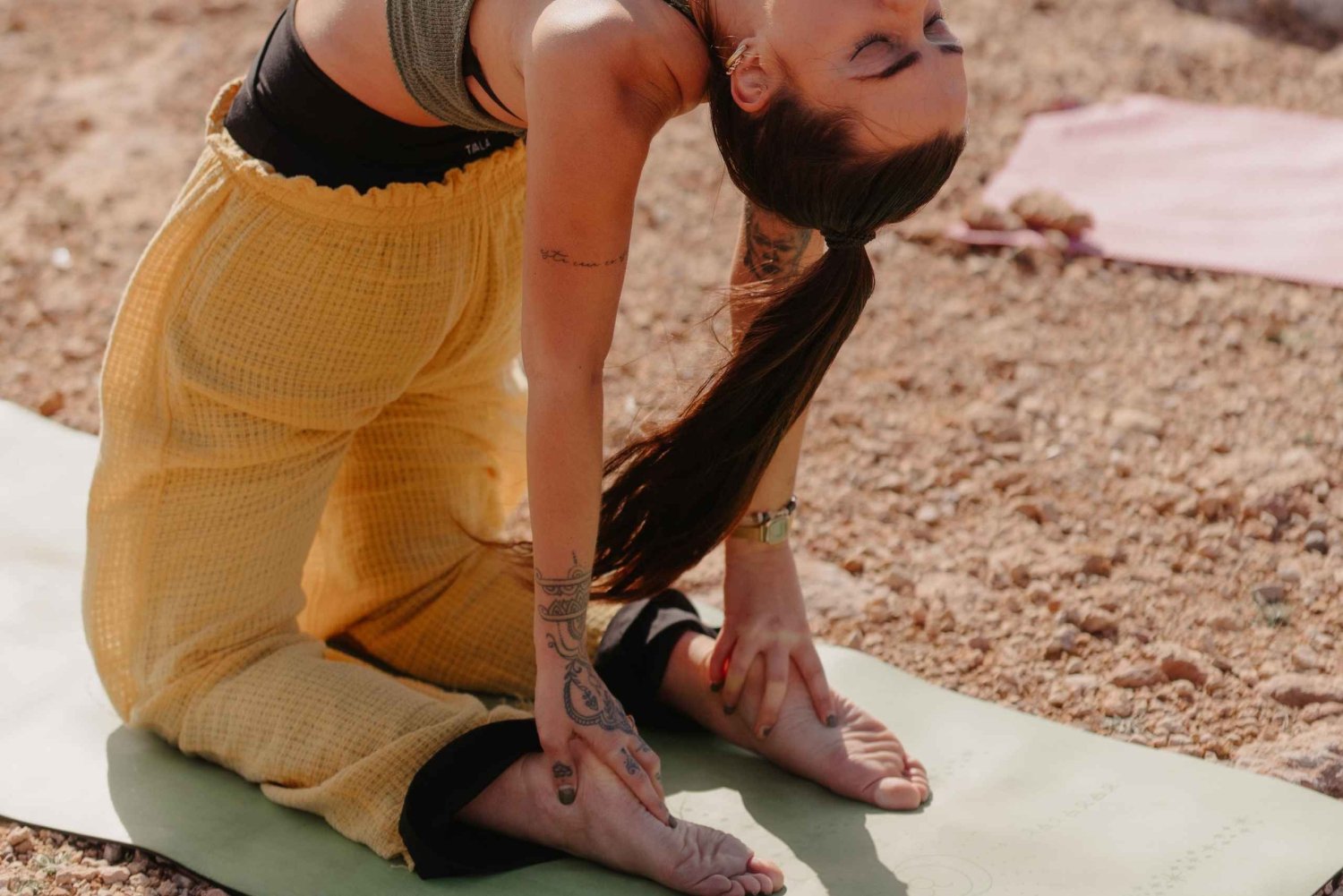 Experiencia de Yoga y Aguas Cristalinas en la Cala Secreta de Ibiza