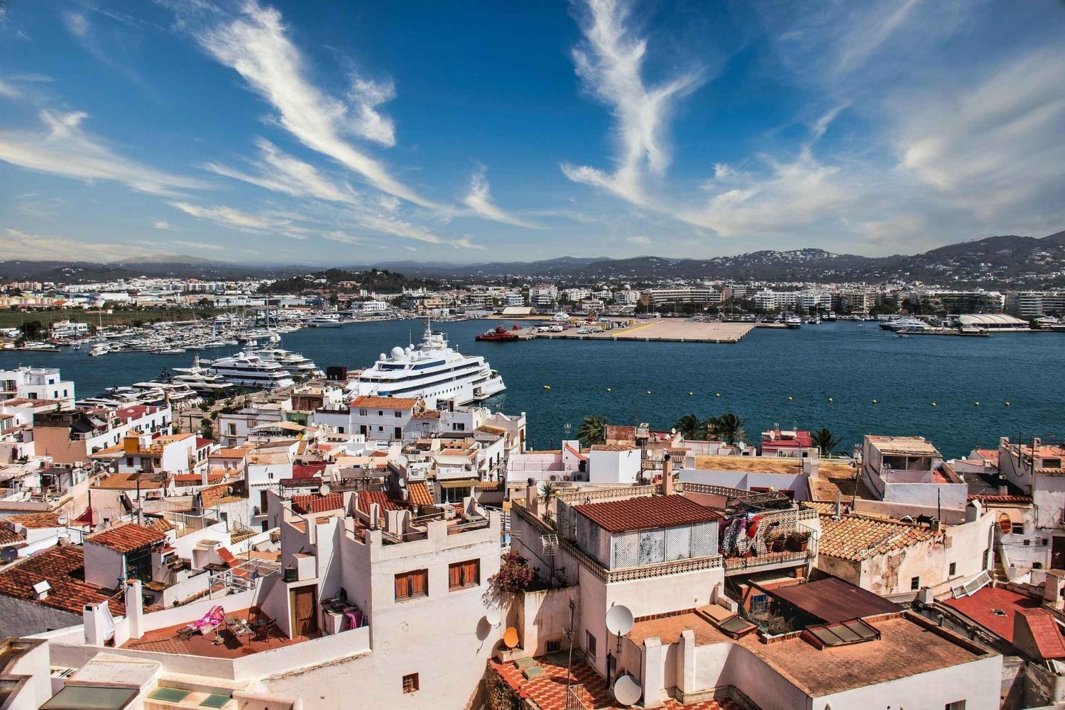Sol, Mar e Historias: Tour a pie privado por Ibiza