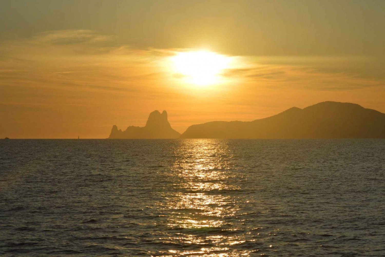 Vela ao pôr do sol na costa sul de Ibiza