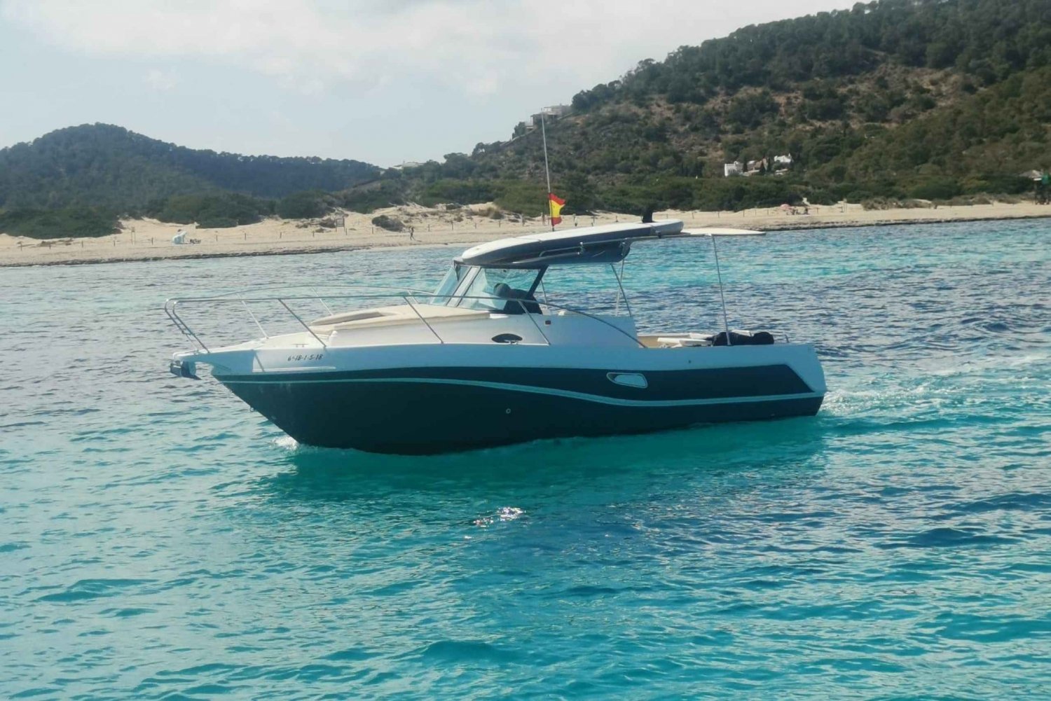 Tour in barco a Ibiza: navega por aguas cristalinas