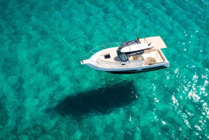 Tour en barco por Ibiza: navega por aguas cristalinas