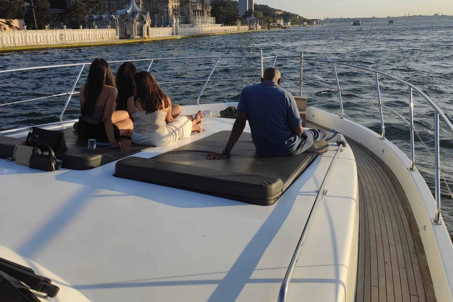 Private Bosphorus Yacht with Local Guide and Snacks
