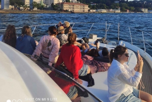 Private Bosphorus Yacht with Local Guide and Snacks