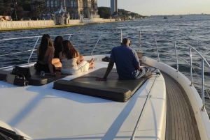 Private Bosphorus Yacht with Local Guide and Snacks